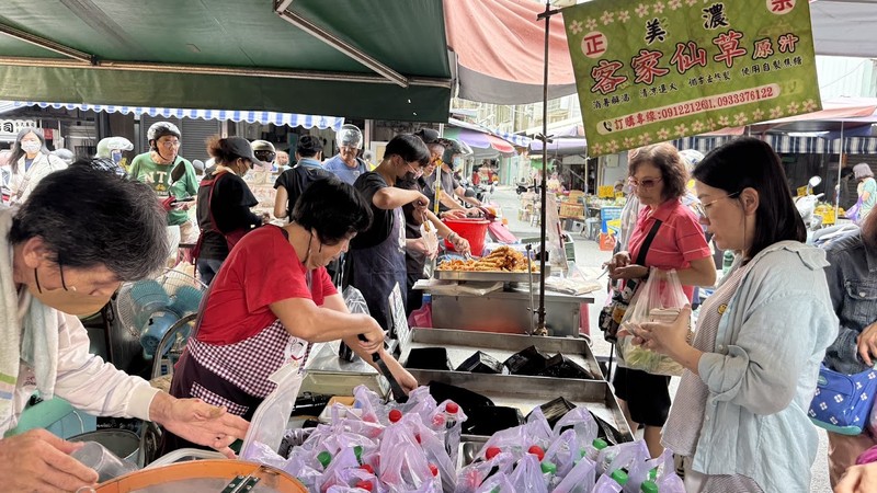 台南鴨母寮靈魂水！林姐「隱藏版仙草茶」一賣20年，婆媽不說的消暑神仙秘方！