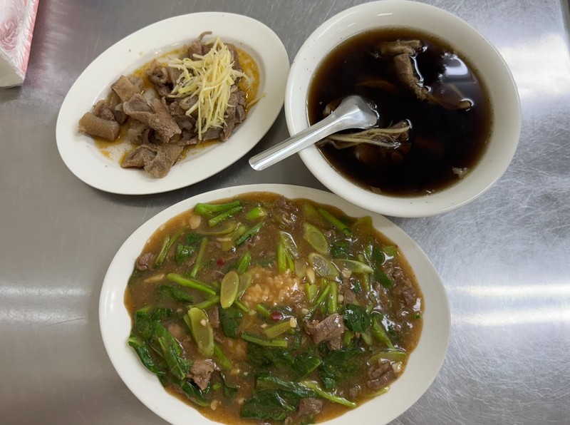 《小岡山羊肉》一人現炒熱血沸騰！台南宵夜霸主用鍋氣征服味蕾
