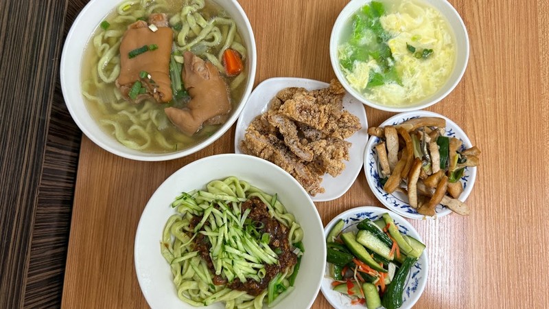 林森路上的手工刀切麵香氣四溢——林森余家刀切麵，炸豬排更是讓人無法忽視的經典存在