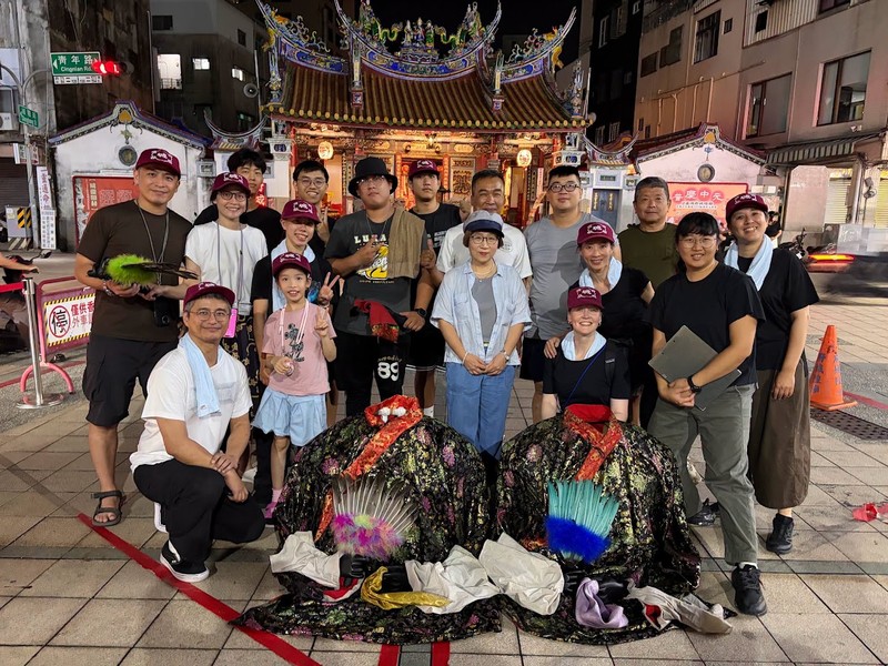 跨國舞者齊聚臺灣府城隍廟！台美英當代舞蹈家拜師學藝 神將「八爺」步伐化身國際肢體語言