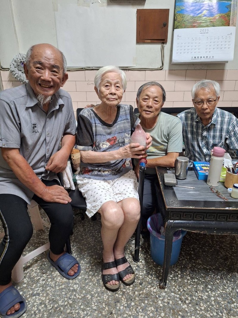 從壽桃到小鴨 翁國禎以陶藝作品表彰台南平凡善舉
