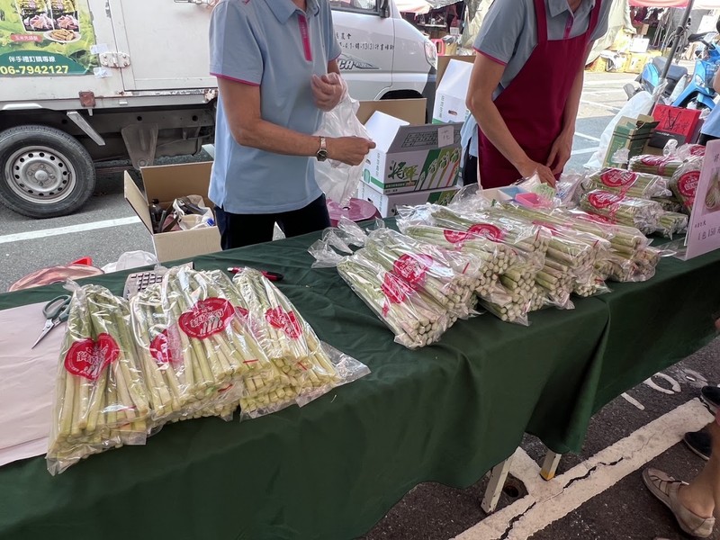 將軍區「紅將軍」綠蘆筍開賣！台南最鮮「蔬菜之王」現身假日農市，手刀衝現場！
