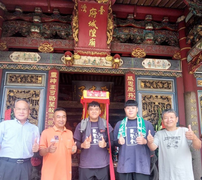 背著神明徒步環島！ 台東大學生為祈求國泰民安、風調雨順