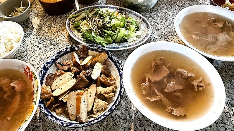 灣裡市場的「鮮味奇蹟」！陳記善化牛肉湯：這不是肉舖，是凍結時間的台南魂！
