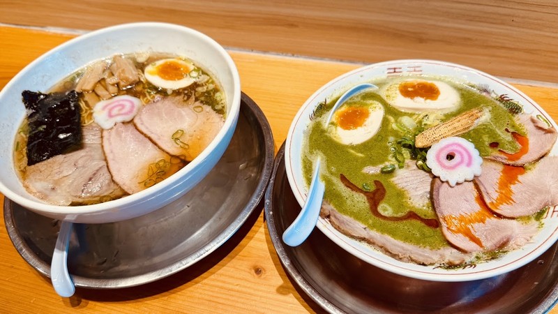 這碗拉麵居然是綠色的？「寶來軒」超狂義式青醬尬濃厚雞白湯，香到連湯底都要打包！