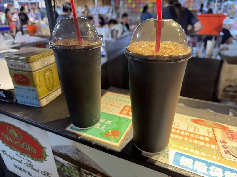 【武聖夜市日記】喝過最「有畫面」的泰奶──袋裝＋稱重＝超穩定幸福感！
