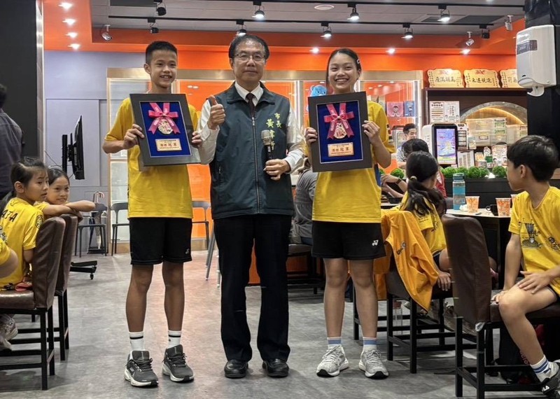 臺南之光！文化國小羽球隊稱霸全國奪雙冠，市長兌現「牛排大餐」勉勵小將