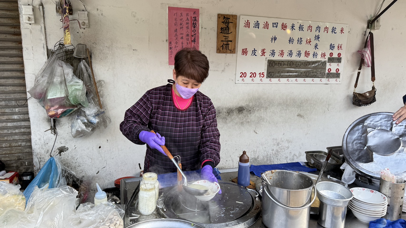 鹽行天后宮旁飄香半世紀的麵攤，新舊交替延續好味道