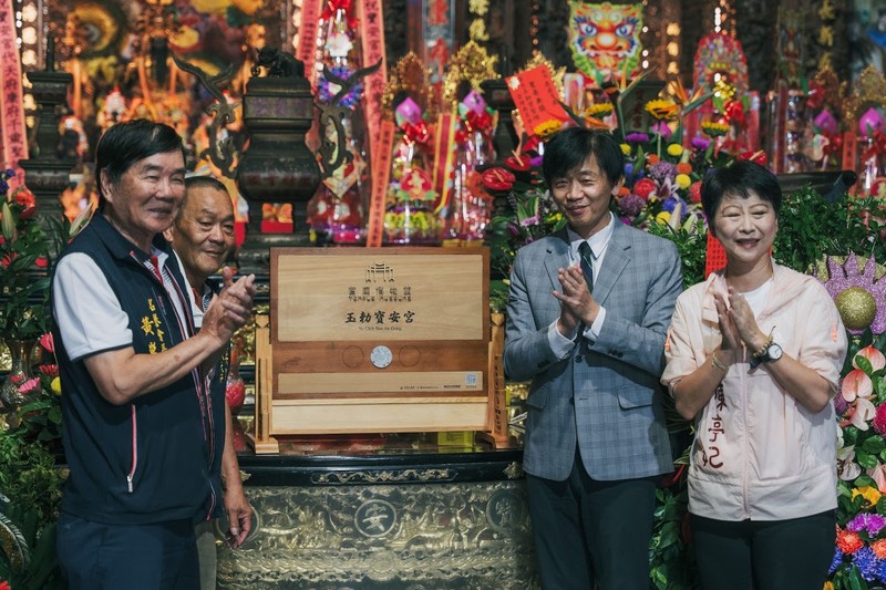 不只是拜拜！七股寶安宮獲頒「宮廟博物館」 國寶木雕、白鶴陣文物藏在廟宇裡的工藝大師展