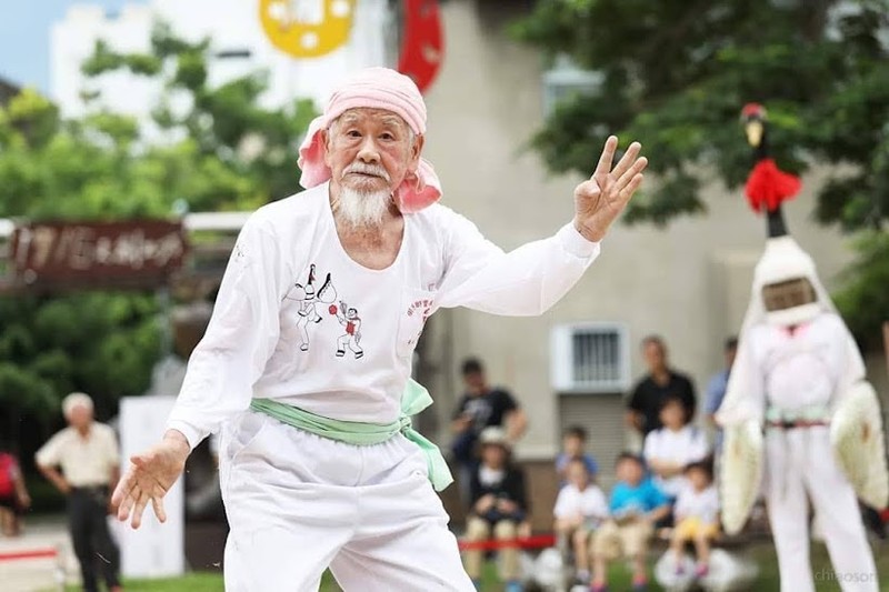 國寶百歲阿公太帥了！指導宋江陣近80年 103歲「建興師」何國昭獲國家文化資產保存獎