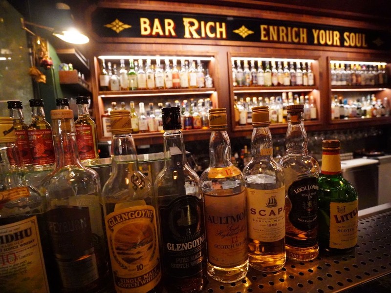 台南藍曬圖夜間秘境！英式餐酒館 Bar Rich：老樹舊磚牆下的微醺醺香與現烤披薩