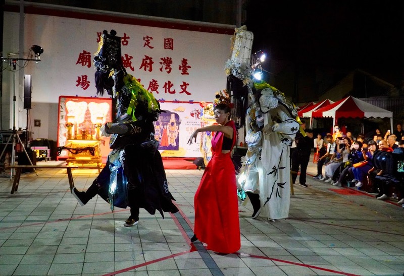 傳統神將變身「電氣巨星」！南美館攜手府城隍廟，謝范將軍跨界霓虹夜巡引爆台南