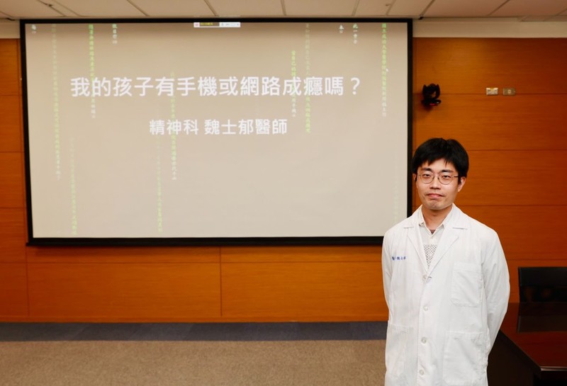 孩子狂滑手機是中邪還是生病？成醫專家曝真相：問題往往不在螢幕，而在「心裡」
