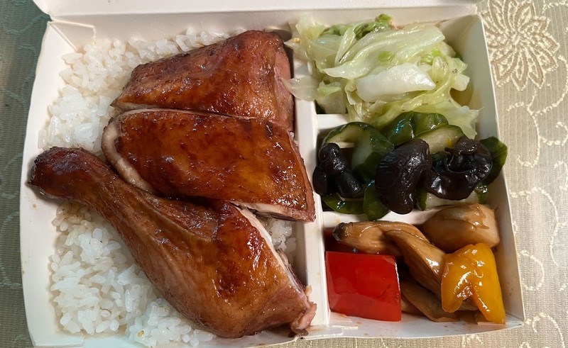 哈密瓜便當：台南人的國民美食，巷口長隊也要吃到！