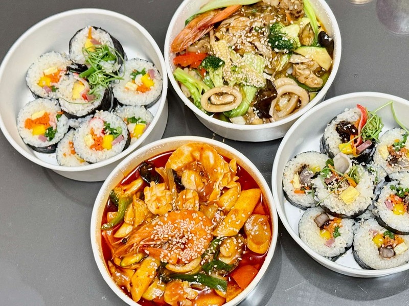 這家韓料有夠讚！東北腔歐巴「鍋氣年糕」開外掛，連冷掉都超 Q 的飯捲太犯規！