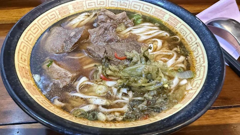 燕巢風味外省麵：有冷氣、有滷味、有牛肉麵，這一碗吃進幸福感！