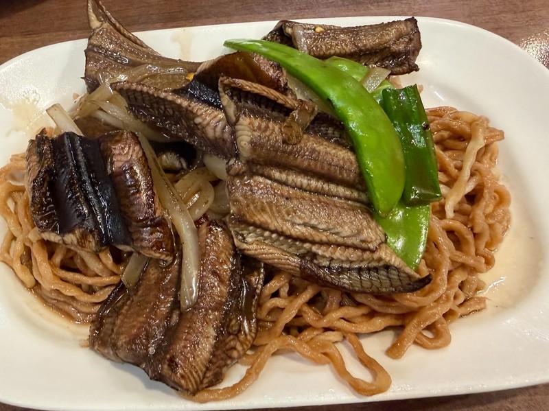 府城餐桌的火候美學：台南東門城邊炒鱔魚意麵，猛火極限十秒、麻油溫潤入魂的舌尖傳奇