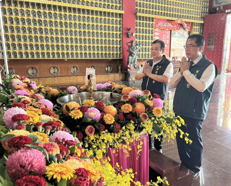 台南市長黃偉哲、主委莊永長攜手浴佛！普法道濟寺恭迎佛誕，香湯沐佛共霑法喜