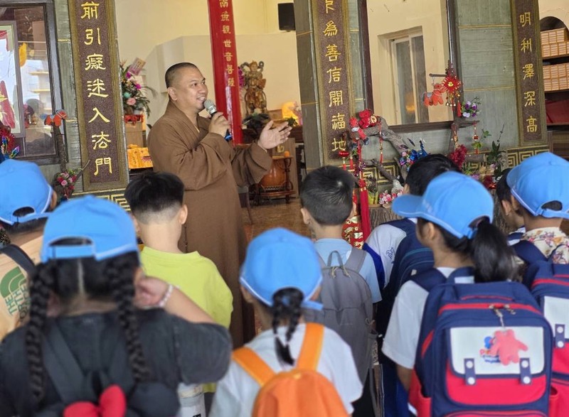 屏東新埤餉潭國小「社區走讀體育日」 住持見碩法師親導覽 探訪龍潭寺石頭香爐奇談與金錢龜生態