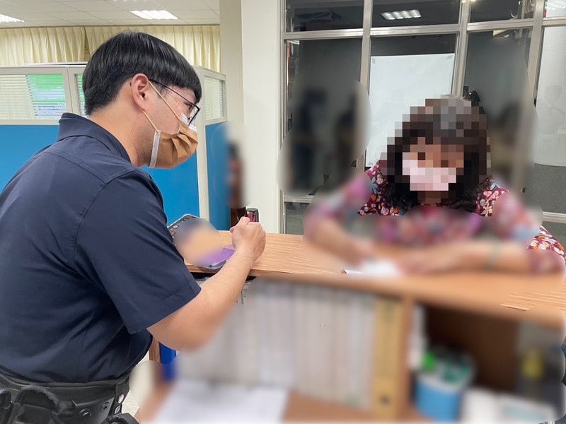 客製化商品是假，詐騙是真！台南正妹差點被「釣」走一萬六，海南所警察及時攔胡！