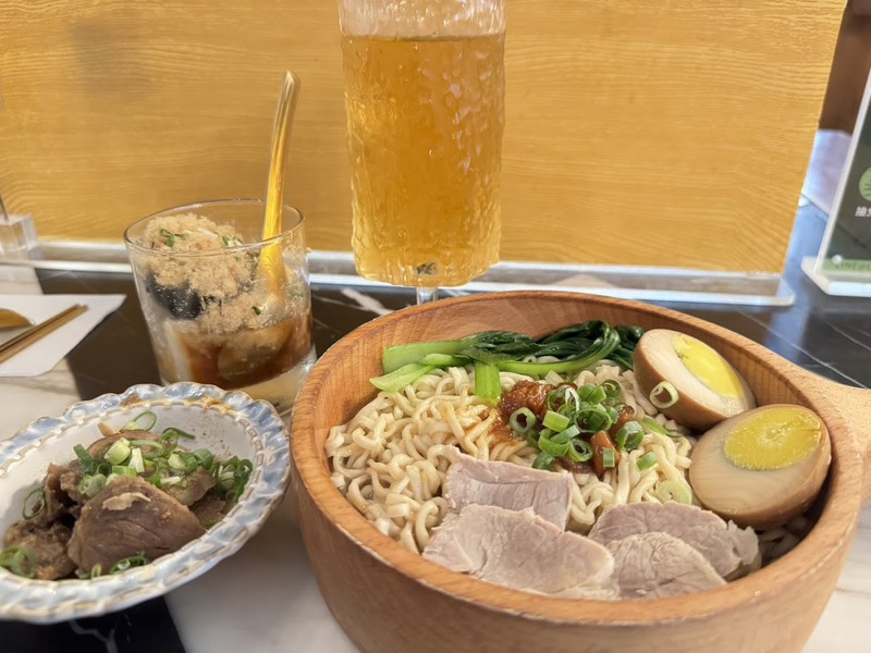 在優雅中吃碗麻醬麵：葉明致—青年店的小巷風景