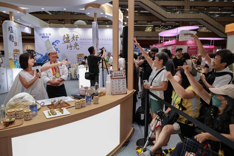 台鹽強攻美食展！「六色風味鹽」震撼登場 國宴主廚親示範「電鍋做出滑嫩豆花」