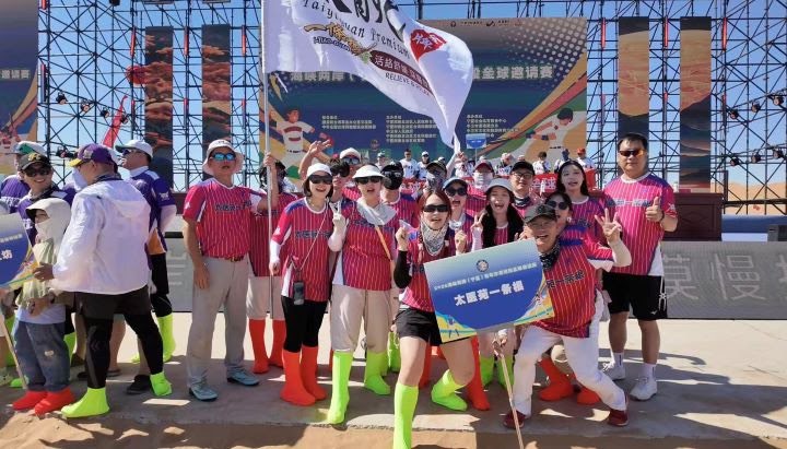 當黃沙遇上全壘打！兩岸青年寧夏大漠開打慢速壘球