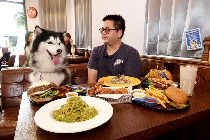 崇明路的狗店長，請你家毛孩一起來吃漢堡！