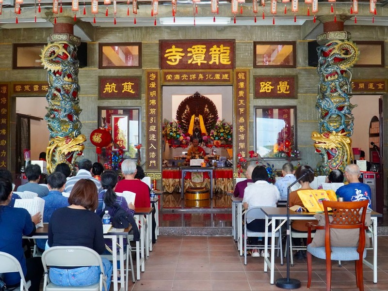 暴雨擋不住的慈悲！屏東餉潭龍潭寺普度勝會盛況空前，背後這群默默付出的背影最感人