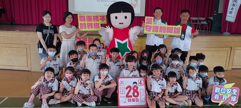 網公網婆變色狼？南台南家扶進校園「手把手教學」！這幾招學起來，別讓孩子在數位森林「走鐘」！