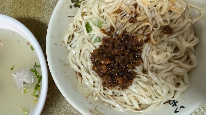阿江麵店：臉盆滷味＋蒜頭乾麵的庶民魅力